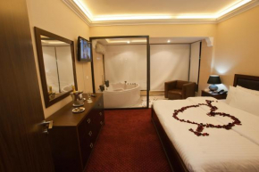  Queens Land Hotel  Джуния